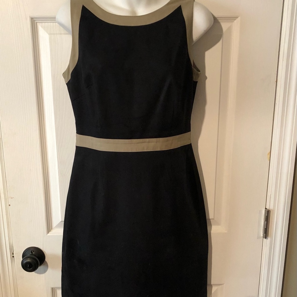 T Tahari Bkack/tan sheath dress sz 4